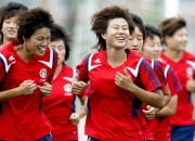 爱游戏在线-精彩瞬间：女足比赛中球员为胜利拼搏的简单介绍