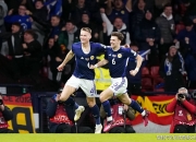 爱游戏在线-北马其顿国家队大获胜利庆祝晋级