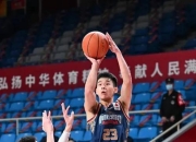 爱游戏在线-关注CBA比赛，球员技艺展现无遗