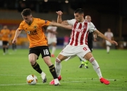 爱游戏在线-塞维利亚中场层层包夹阻止对手得分