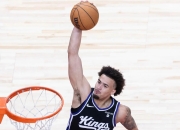 爱游戏tv-比赛中球员的耀眼表现引来阵阵掌声