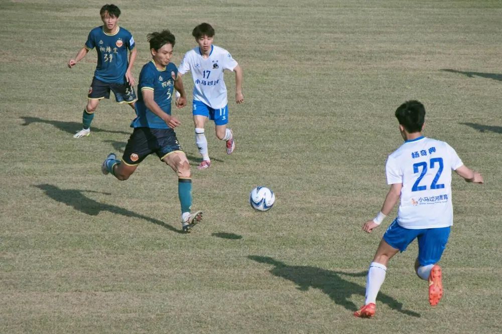 足球比赛擦出火花，球员表现令人瞩目