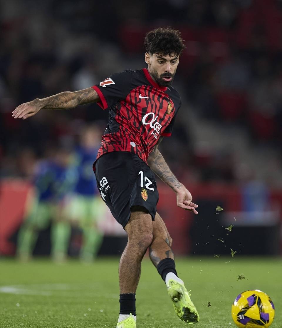 包含塞尔塔后卫表现出色，助球队取胜的词条