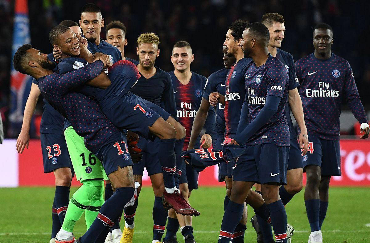 包含巴黎圣日耳曼队员为客场比赛做好准备的词条