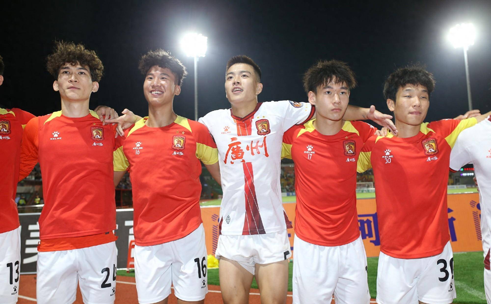 包含中国足球比赛风云突起，球队实力逐渐攀升的词条