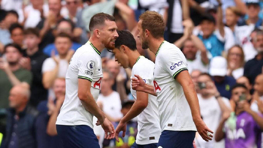 包含热刺连胜，英超争夺冠军席位加剧的词条