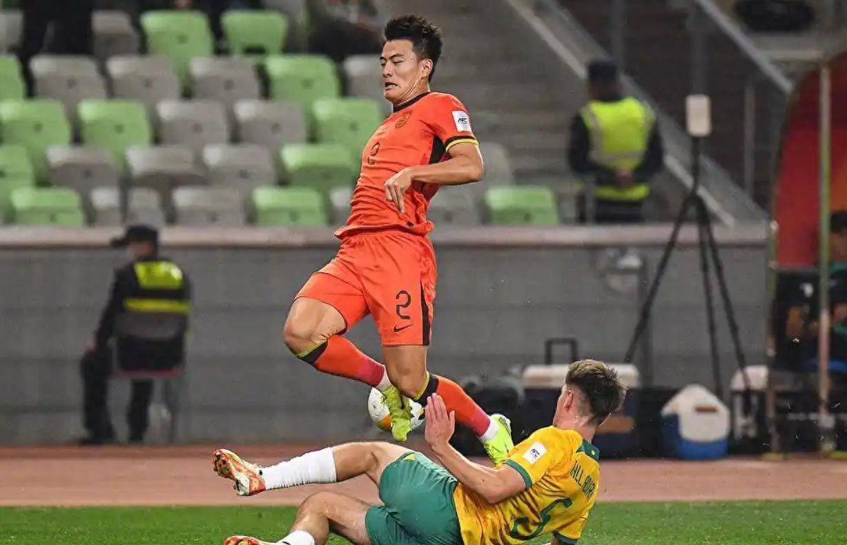 亚洲杯赛事精彩纷呈，球迷热情高涨