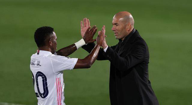 包含巴萨主场战胜齐达内，暂占小组第四的词条