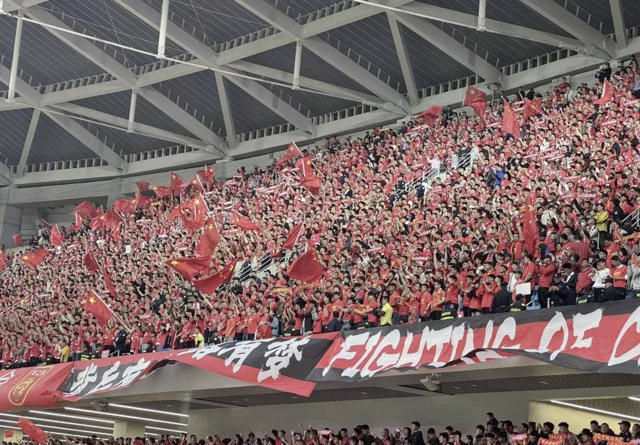 球队在关键比赛中取得战绩突破，引发球迷狂欢