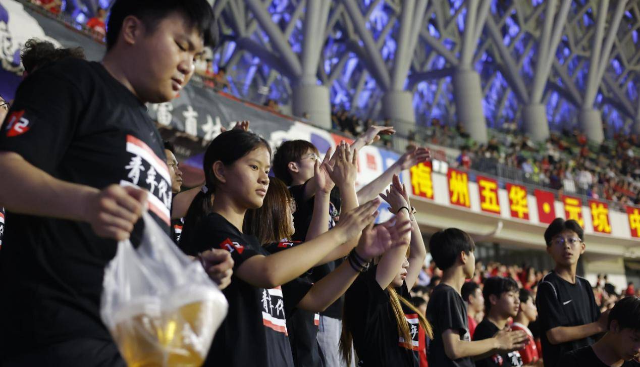 球队在关键比赛中取得战绩突破，引发球迷狂欢