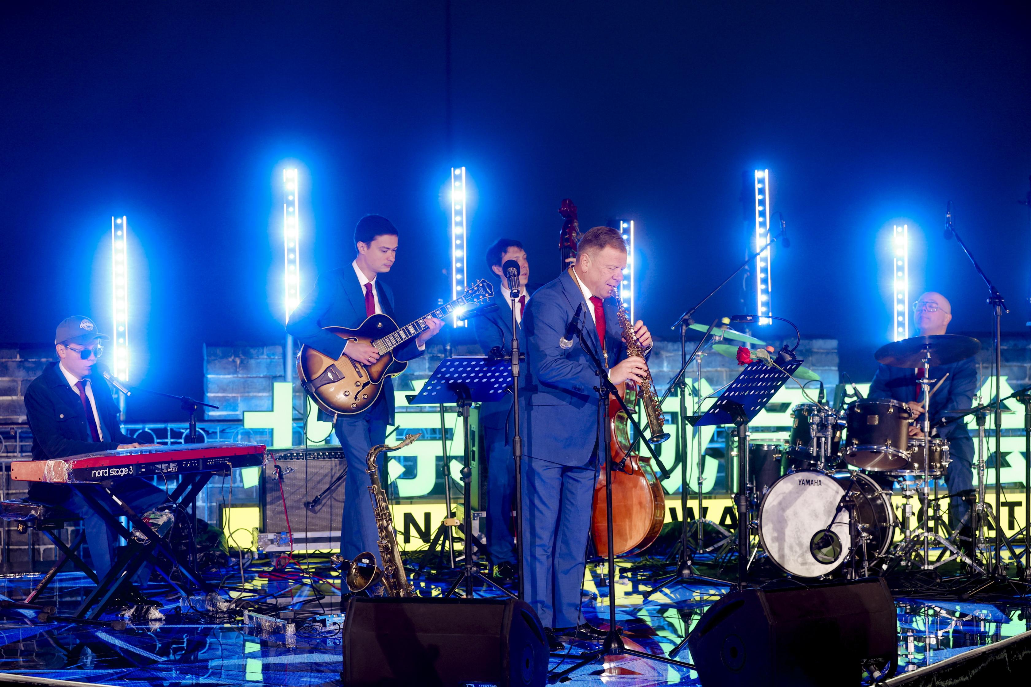 关于爵士队主场氛围热烈球迷深情助威的信息