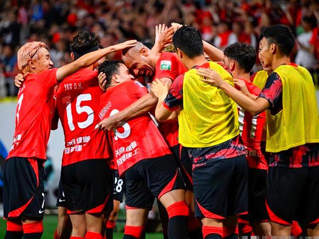 包含中超赛场烽火重燃，球员斗志昂扬战意强烈的词条