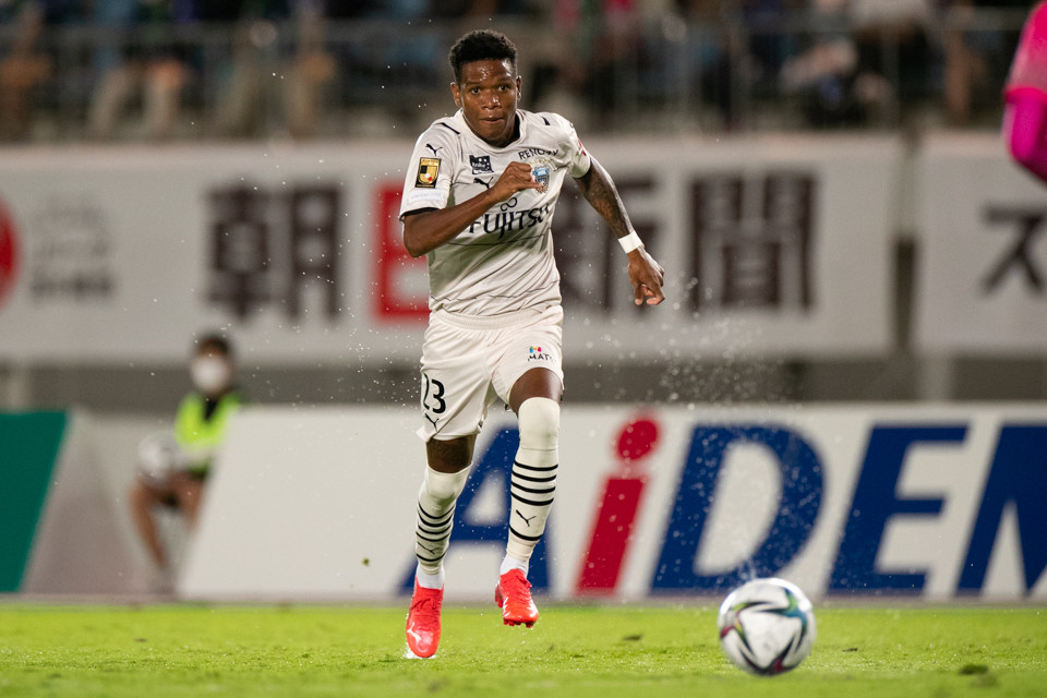 包含墨西哥飞翼破门建功，荣膺本轮最佳球员的词条