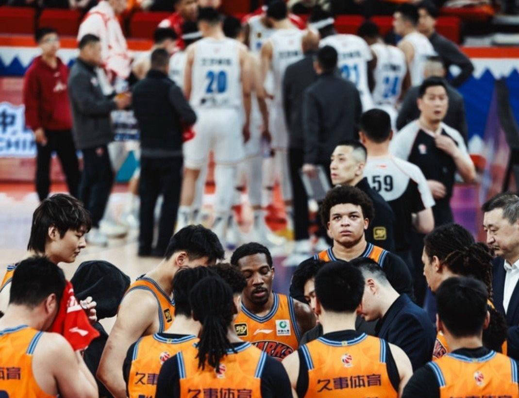 上海男篮较量北京首钢，遭遇失利