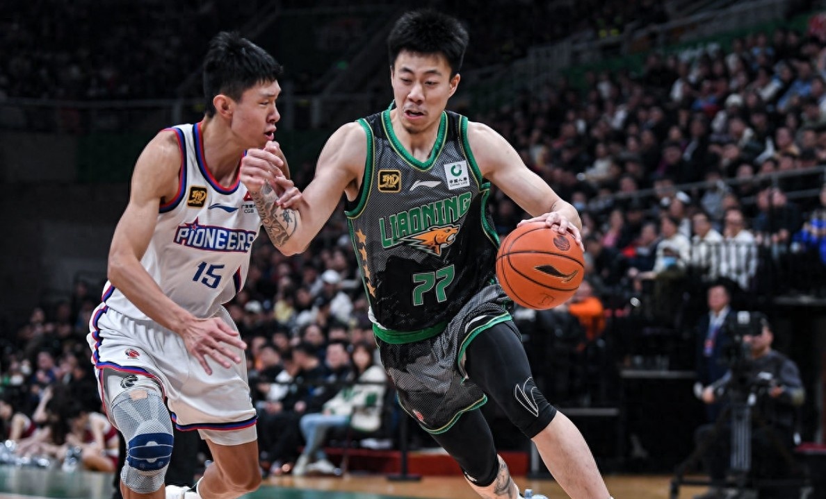 关于辽宁队在体育馆内迎战对手，赢得比赛的胜利的信息