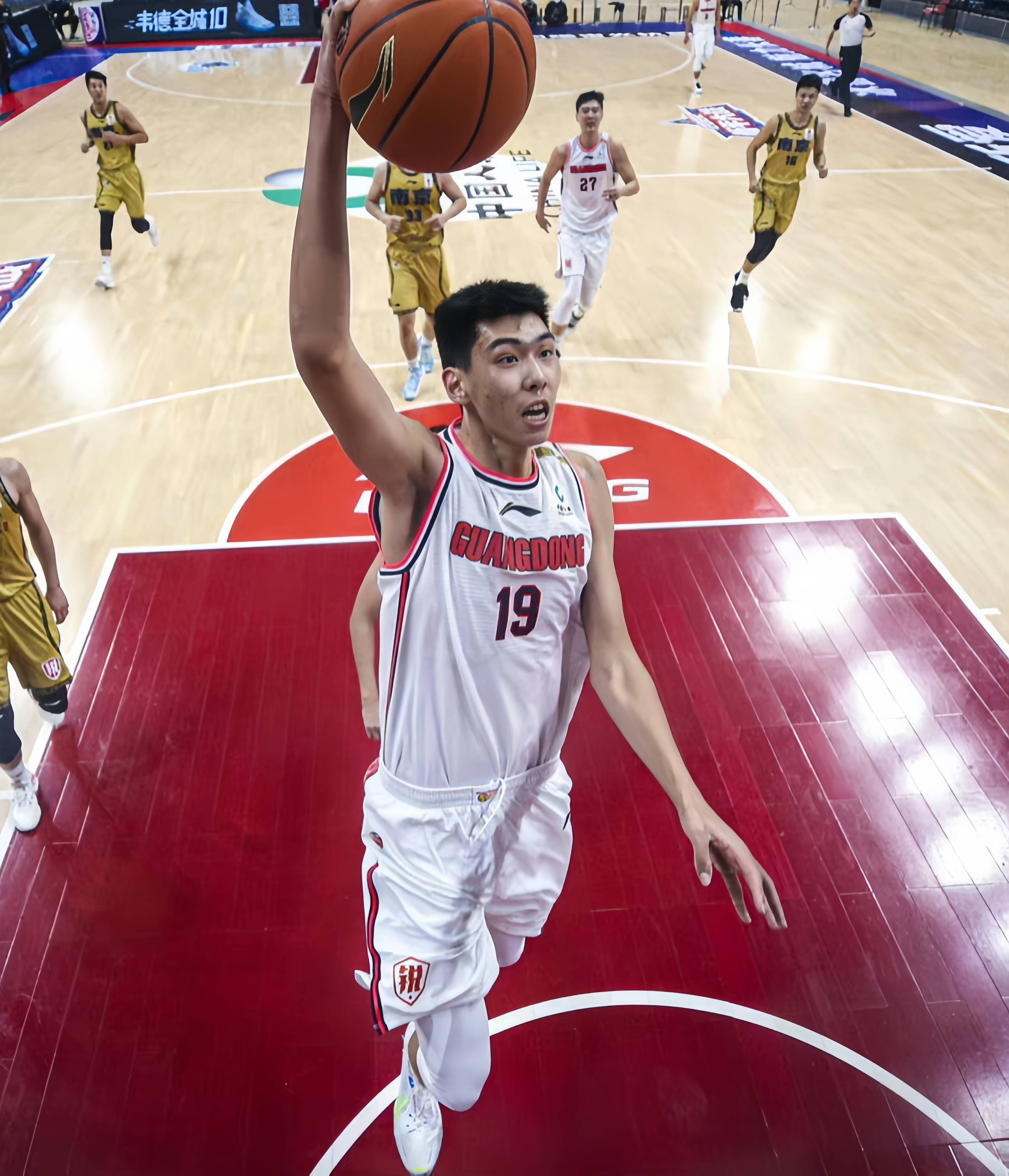 篮球运动员训练成果显著，备战全新赛季的简单介绍