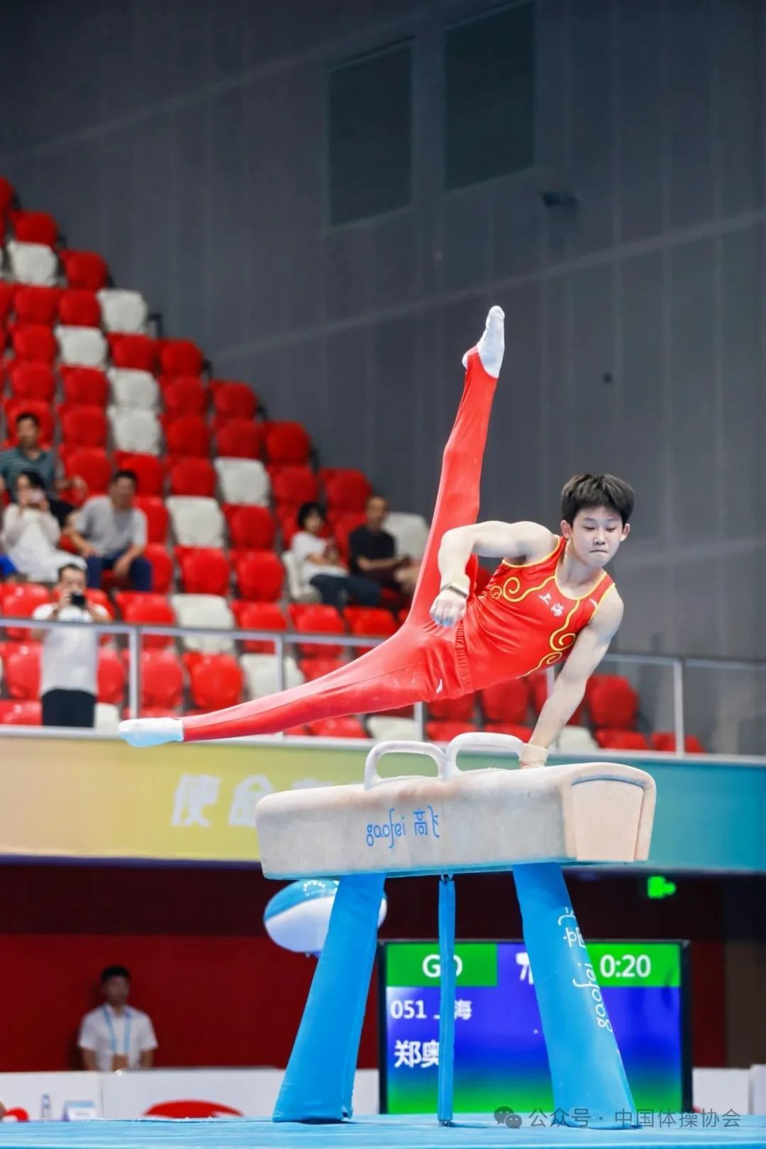 体操决赛现场，选手表现出色