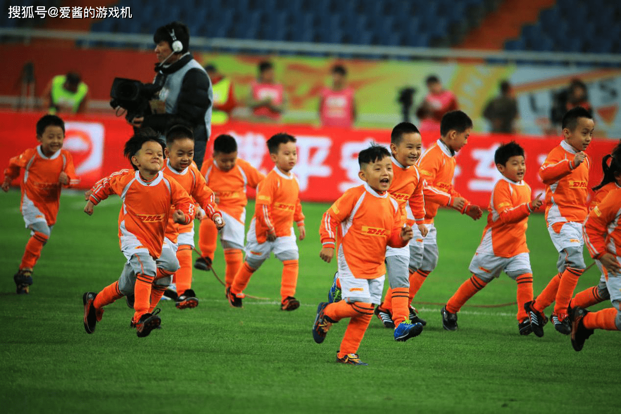 包含国内足球赛事精彩纷呈，助力青训体系建设的词条