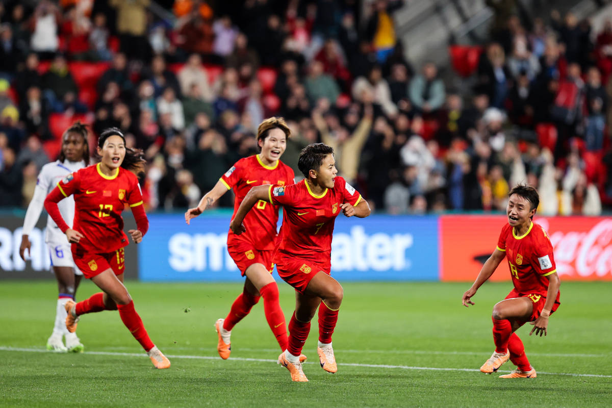 包含力挽狂澜：女足比赛双方争雌雄的词条