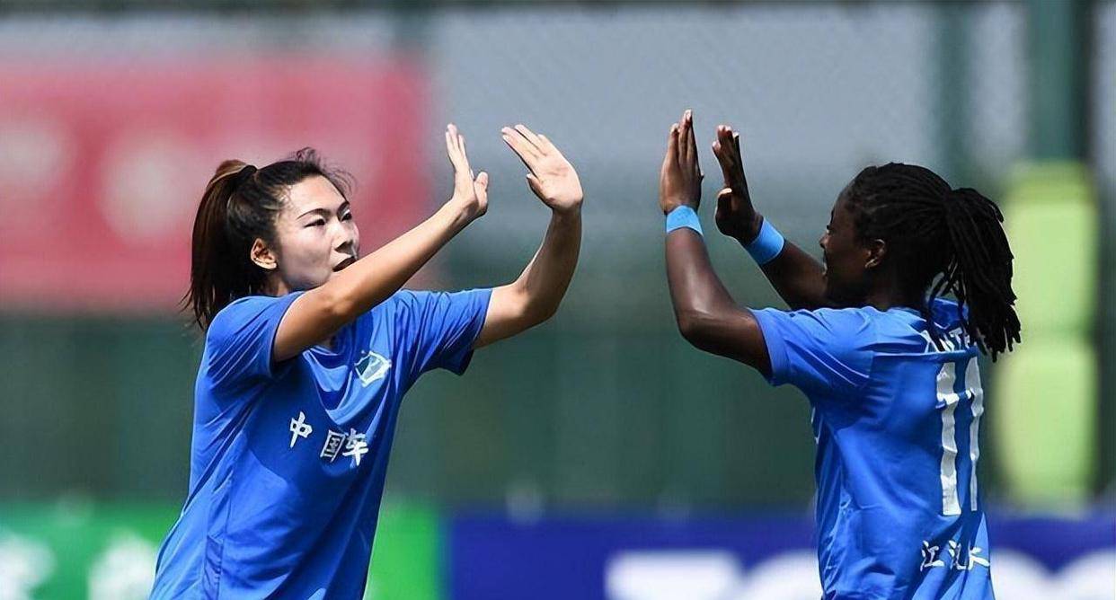 包含力挽狂澜：女足比赛双方争雌雄的词条