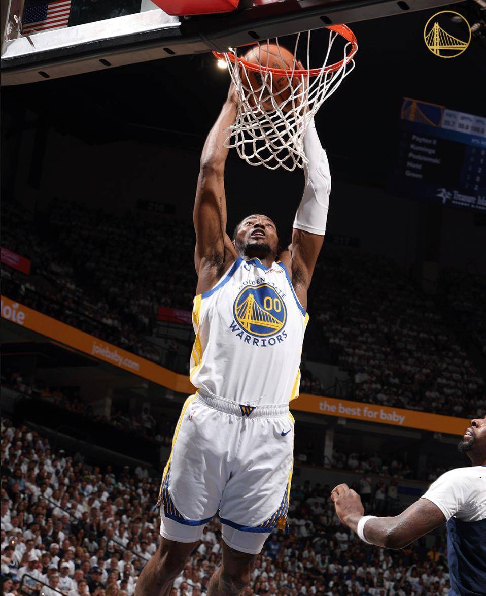 爵士后卫突破自我，砍下分帮助球队胜出的简单介绍