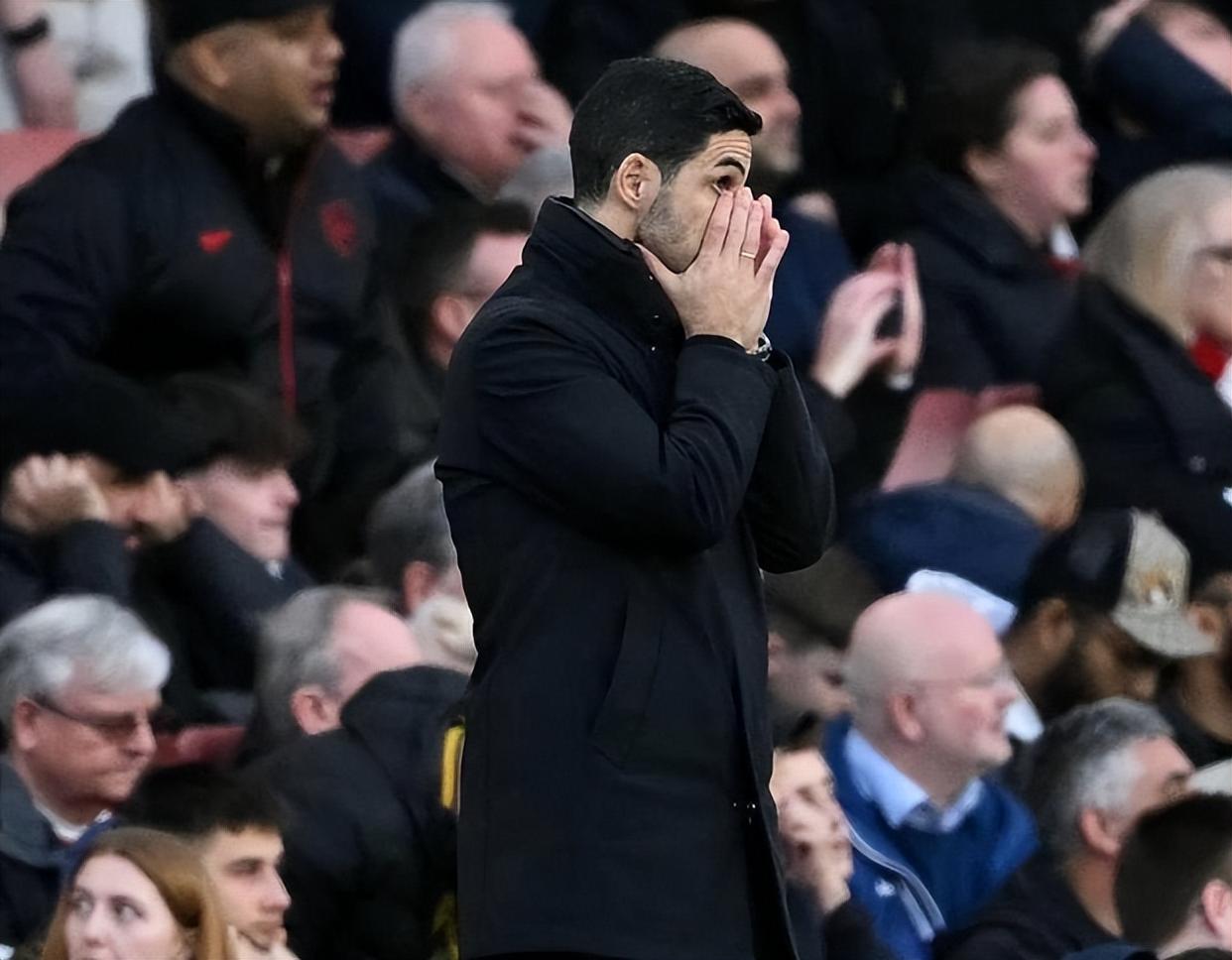 阿森纳球迷欢呼雀跃，期待球队再获胜利的简单介绍