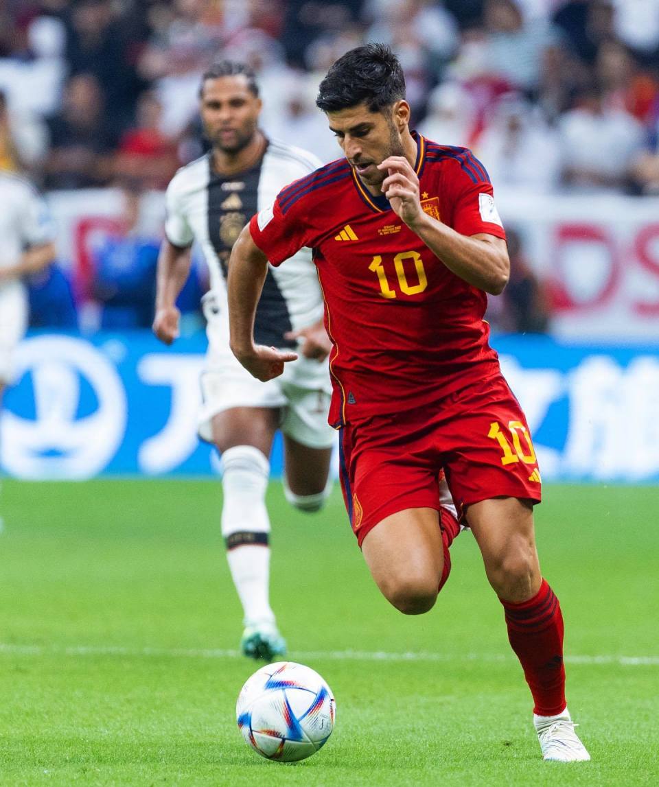 西班牙队在洲际锦标赛上踢出防守硬朗