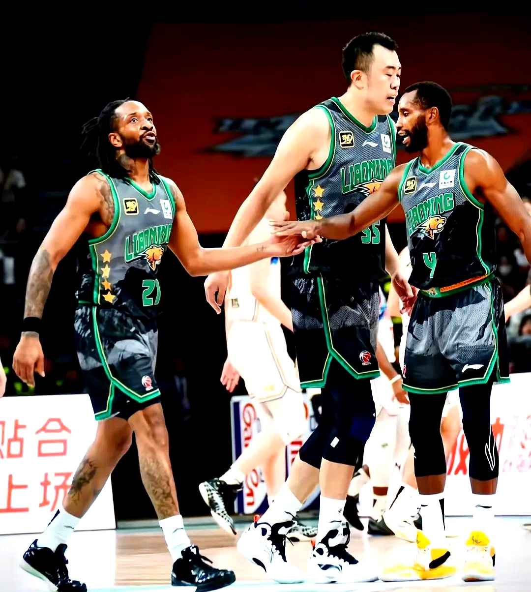 关于沈阳队逆转击败上海主场取关键胜利的信息