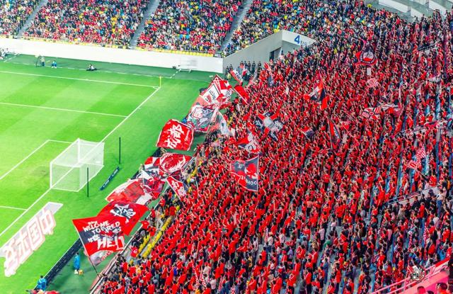 足球比赛的精彩表现引来众多观众前往现场观看