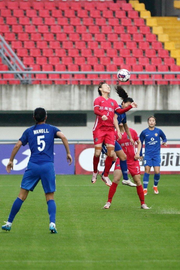 精彩瞬间：女足比赛中球员为胜利拼搏的简单介绍