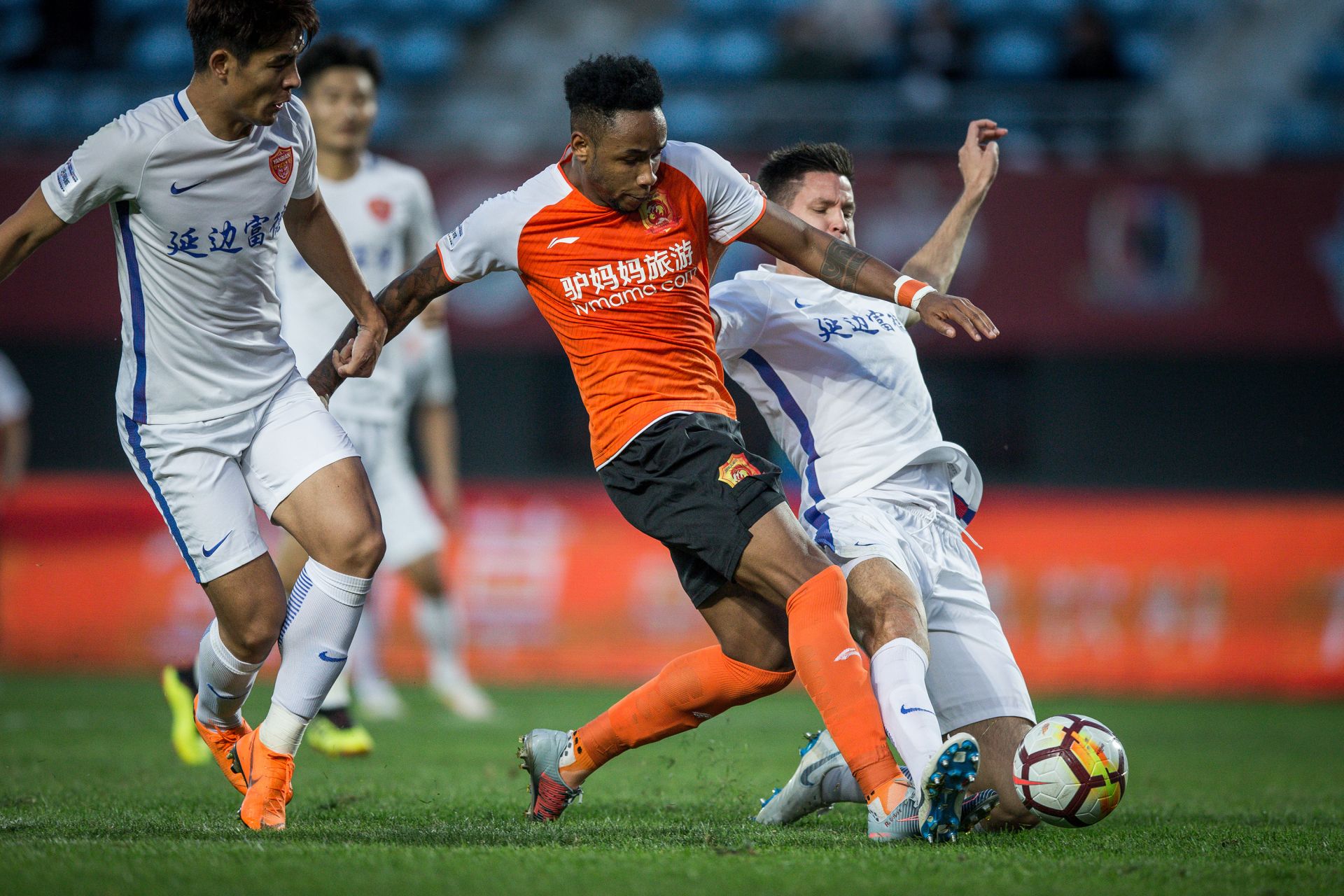 武汉卓尔在主场战平重庆力帆