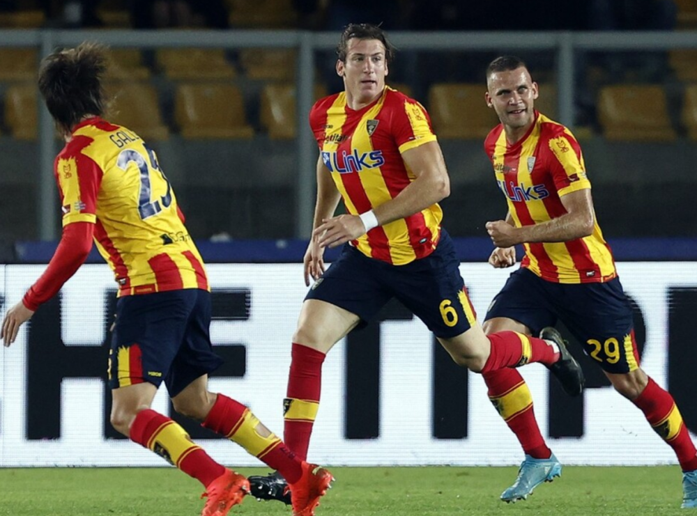 包含重庆斯威客场惜败江苏苏宁，遭遇两连败的词条