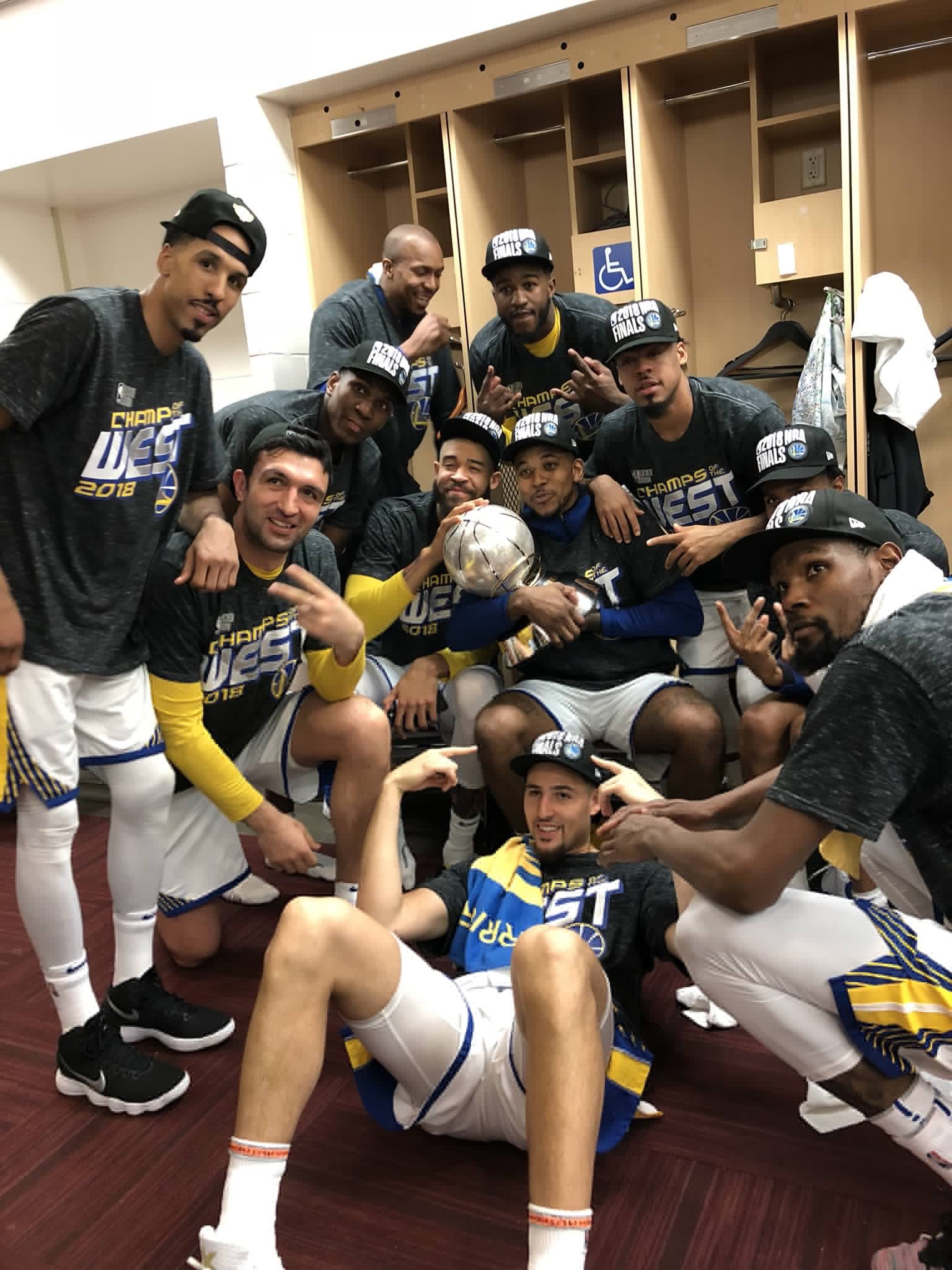 卡利亚里队球员意气风发，为下一场比赛做准备的简单介绍