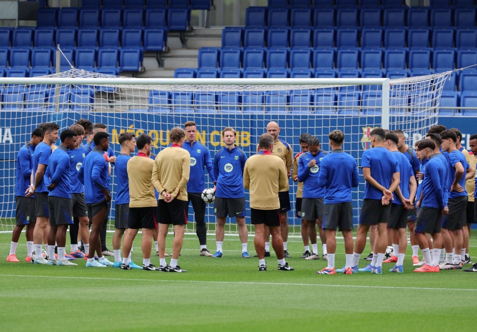 卡利亚里队球员意气风发，为下一场比赛做准备的简单介绍