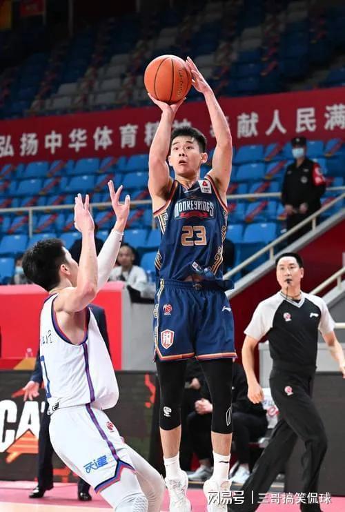 关注CBA比赛，球员技艺展现无遗