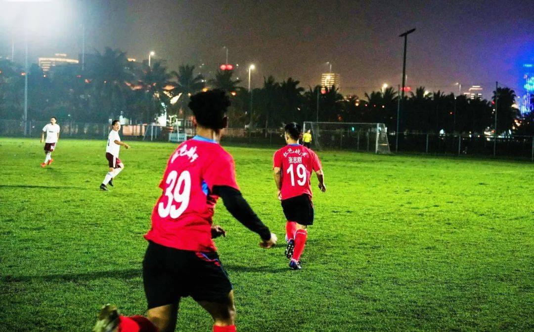 关于燃情碰撞！欧洲足球联赛决战情景壮观感人的信息