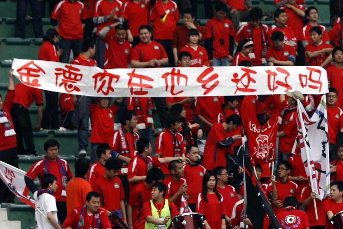 球队团结一致，共同面对困难挑战的简单介绍