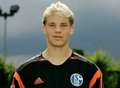 沙尔克队内部出现分歧，主教练遭质疑的简单介绍