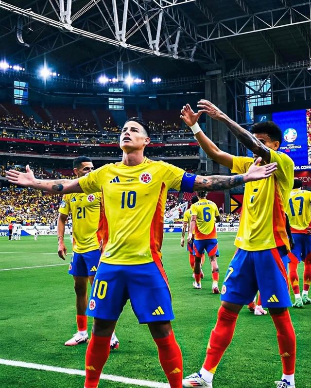 足球场上的精彩竞技，震撼人心