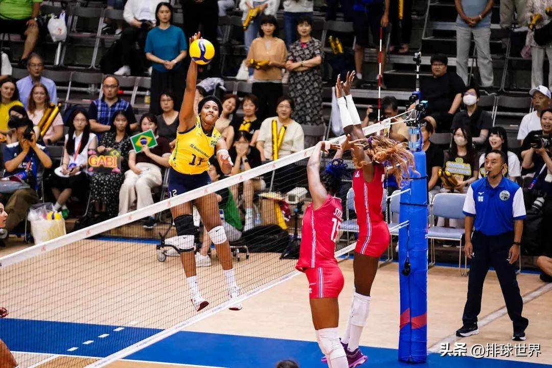 巴西排球队激烈对抗赢得胜利