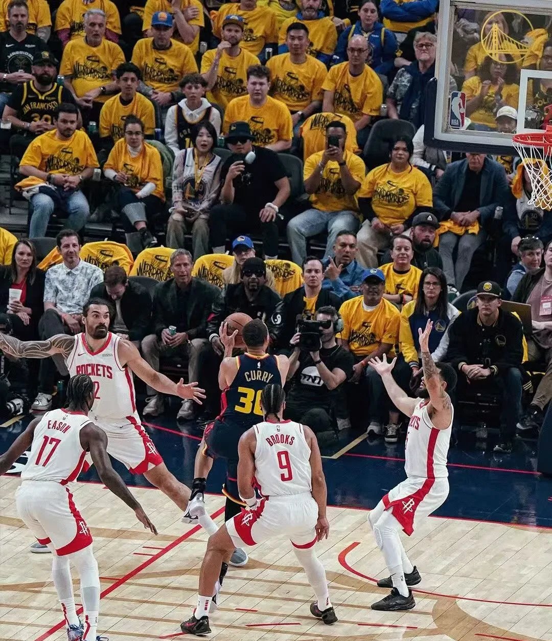 火箭队客场击败对手，以不败之姿