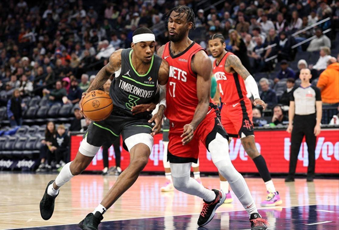 火箭队客场击败对手，以不败之姿