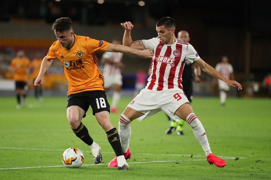 塞维利亚中场层层包夹阻止对手得分