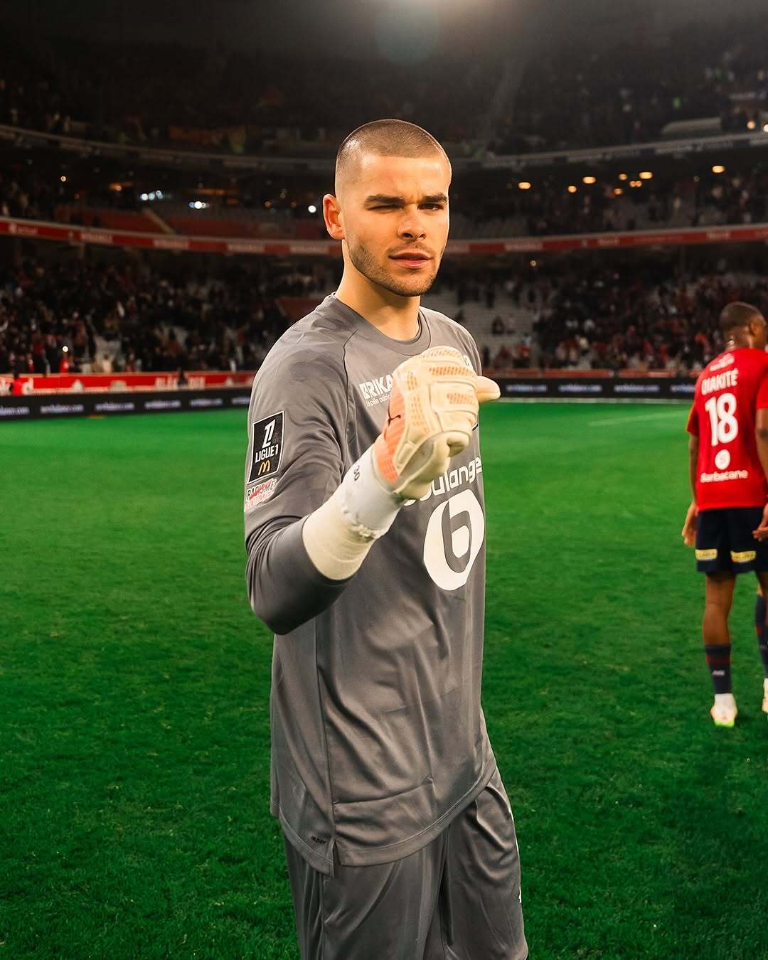 里尔足球队雄踞榜首，表现出色