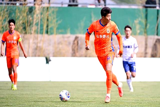 鲁能客战力挽狂澜，成功登上中超榜首！