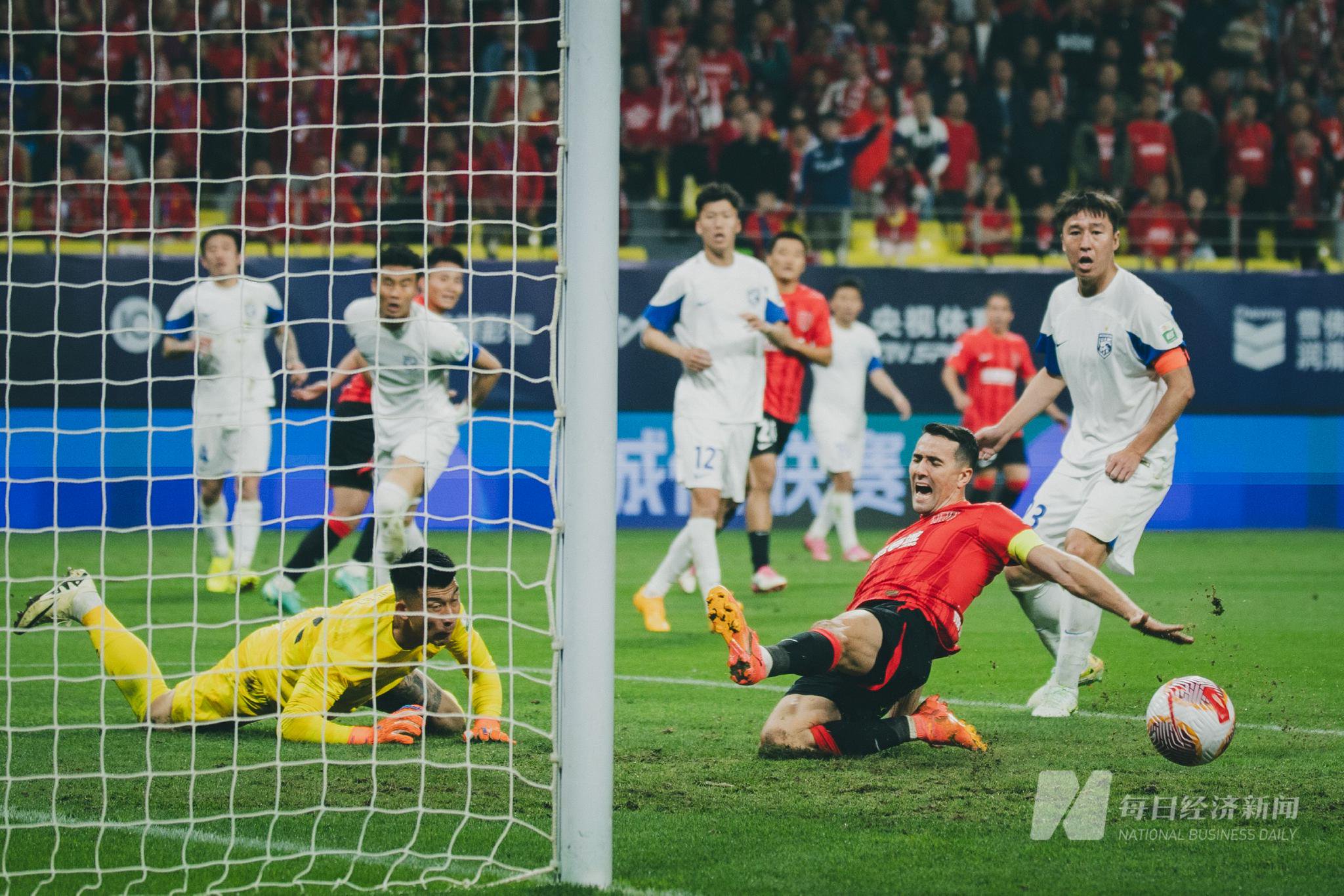 体育场上鏖战正酣，精彩不容错过