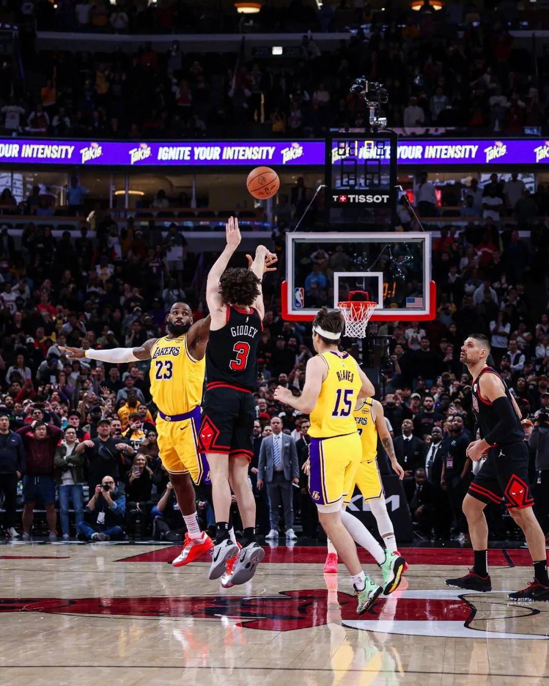 关于雄鹿再败湖人，詹姆斯罚球绝杀胜的信息