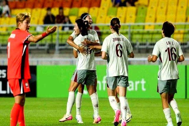 包含美国女足表现亮眼，稳定实力占据领先的词条