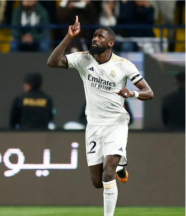 马德里德比演绎绝杀，球迷热血沸腾