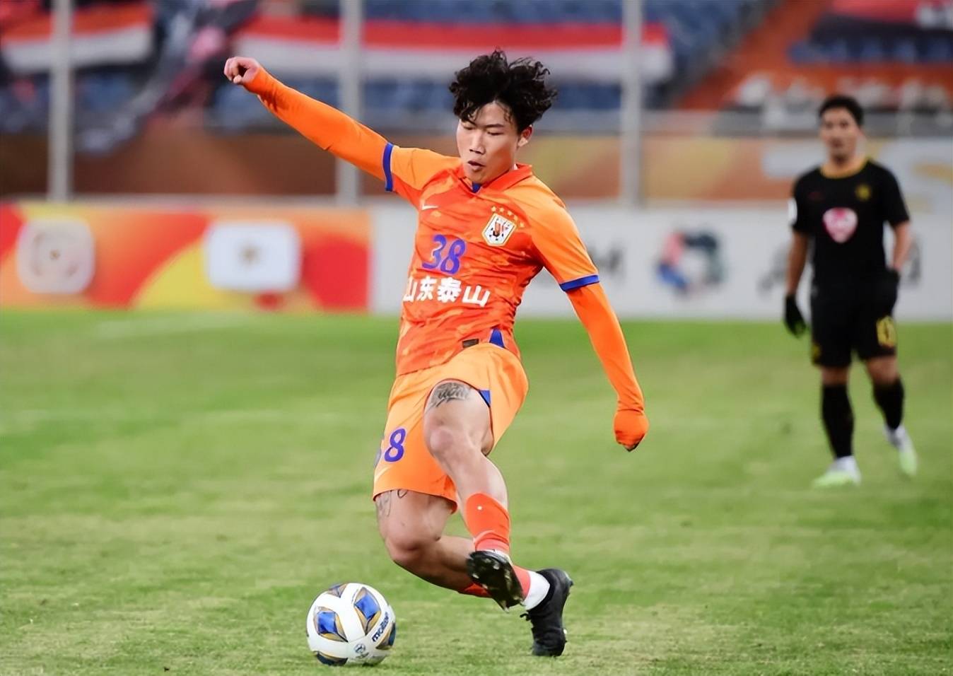 广州恒大客场逆转胜山东鲁能，领头羊稳坐榜首！